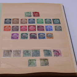 Lot de timbres France et Monde à trier en un carton.
