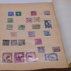 Lot de timbres France et Monde à trier en un carton.