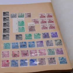 Lot de timbres France et Monde à trier en un carton.