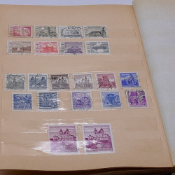 Lot de timbres France et Monde à trier en un carton.