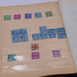 Lot de timbres France et Monde à trier en un carton.