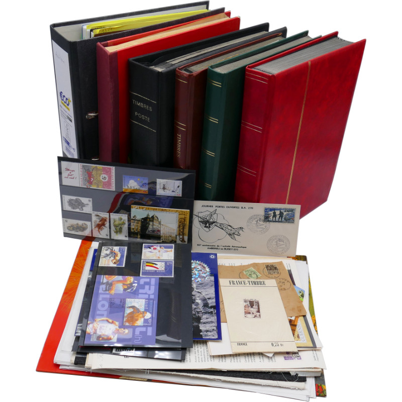 Lot de timbres France et Monde à trier en un carton.