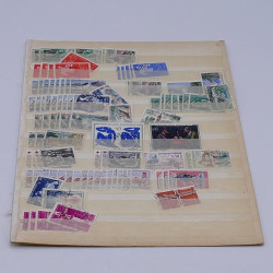 Lot de timbres France et Monde à trier en un carton.