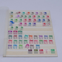 Lot de timbres France et Monde à trier en un carton.