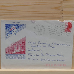 Lot de timbres France et Monde à trier en un carton.