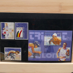 Lot de timbres France et Monde à trier en un carton.