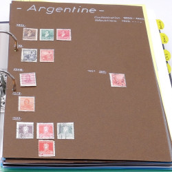 Lot de timbres France et Monde à trier en un carton.