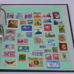 Lot de timbres France et Monde à trier en un carton.