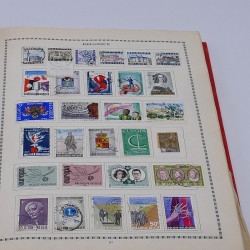 Lot de timbres France et Monde à trier en un carton.