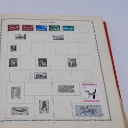 Lot de timbres France et Monde à trier en un carton.