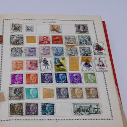 Lot de timbres France et Monde à trier en un carton.