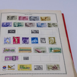 Lot de timbres France et Monde à trier en un carton.