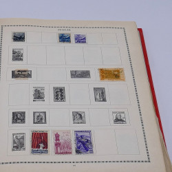 Lot de timbres France et Monde à trier en un carton.