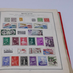 Lot de timbres France et Monde à trier en un carton.