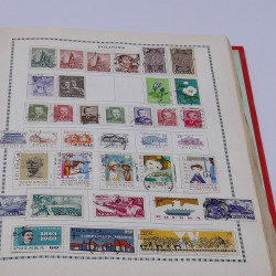 Lot de timbres France et Monde à trier en un carton.
