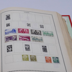 Lot de timbres France et Monde à trier en un carton.