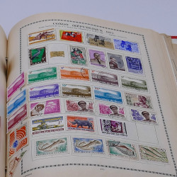 Lot de timbres France et Monde à trier en un carton.