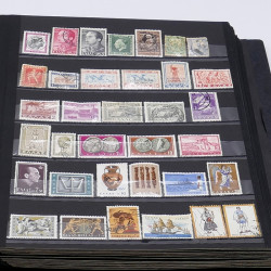 Lot de timbres France et Monde à trier en un carton.