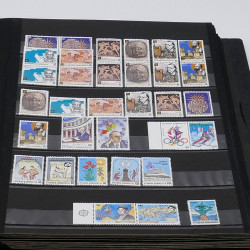 Lot de timbres France et Monde à trier en un carton.