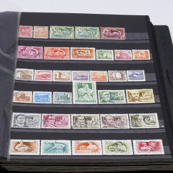 Lot de timbres France et Monde à trier en un carton.