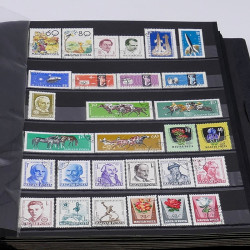 Lot de timbres France et Monde à trier en un carton.