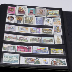 Lot de timbres France et Monde à trier en un carton.