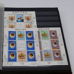 Lot de timbres France et Monde à trier en un carton.