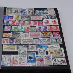 Lot de timbres France et Monde à trier en un carton.