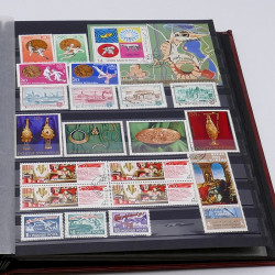 Lot de timbres France et Monde à trier en un carton.