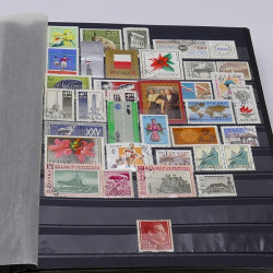 Lot de timbres France et Monde à trier en un carton.