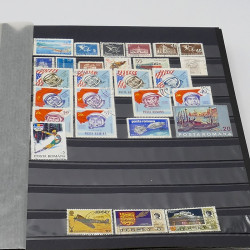 Lot de timbres France et Monde à trier en un carton.