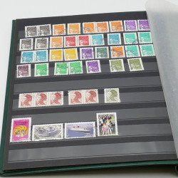 Lot de timbres France et Monde à trier en un carton.
