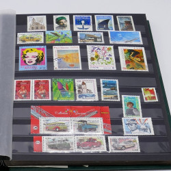 Lot de timbres France et Monde à trier en un carton.