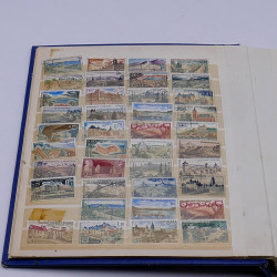 Lot massif de timbres France et Monde à trier en un carton.