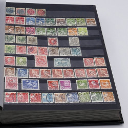 Lot massif de timbres France et Monde à trier en un carton.