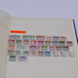 Lot massif de timbres France et Monde à trier en un carton.