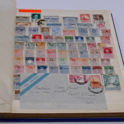Lot massif de timbres France et Monde à trier en un carton.