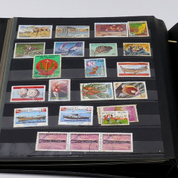 Lot massif de timbres France et Monde à trier en un carton.