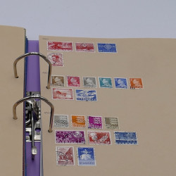 Lot massif de timbres France et Monde à trier en un carton.