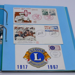 Lot massif de timbres France et Monde à trier en un carton.