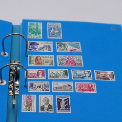 Lot massif de timbres France et Monde à trier en un carton.
