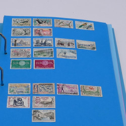 Lot massif de timbres France et Monde à trier en un carton.