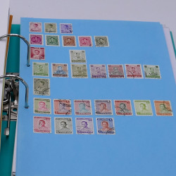 Lot massif de timbres France et Monde à trier en un carton.