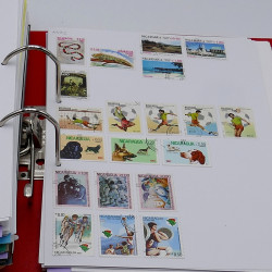 Lot massif de timbres France et Monde à trier en un carton.