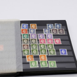 Lot massif de timbres France et Monde à trier en un carton.