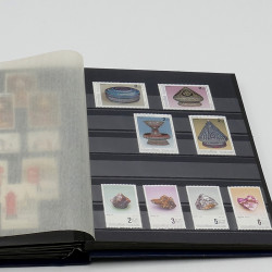 Lot massif de timbres France et Monde à trier en un carton.
