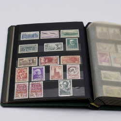 Lot massif de timbres France et Monde à trier en un carton.