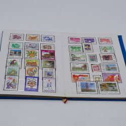 Lot massif de timbres France et Monde à trier en un carton.
