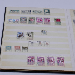 Lot massif de timbres France et Monde à trier en un carton.