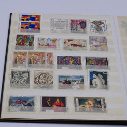 Lot massif de timbres France et Monde à trier en un carton.